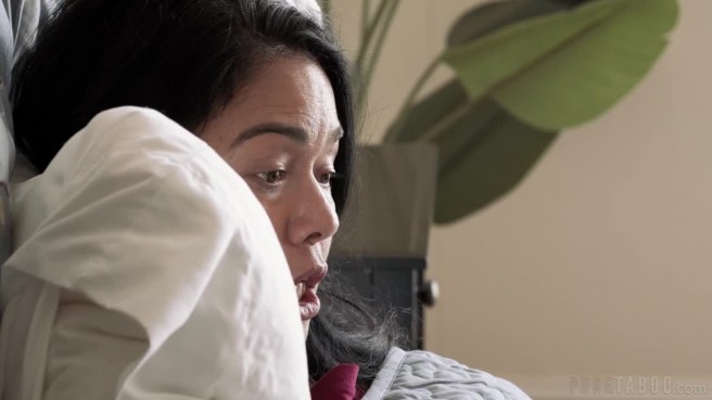 Прямо при жене трахнул сиделку